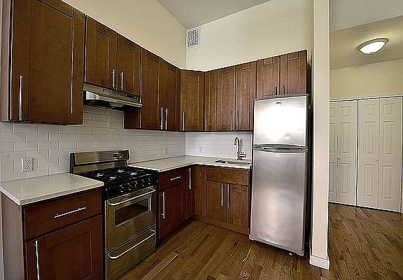 3rd image of 136 E 61st St #2A