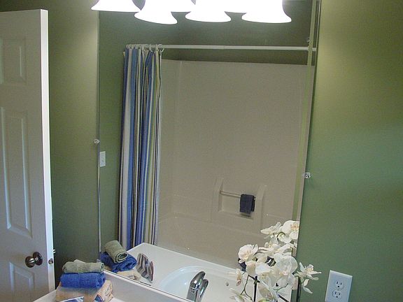 Main Floor Full Bath