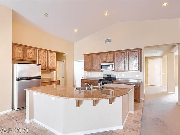 3rd image of 1016 E Hammer Ln