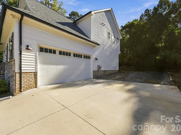 5th image of 419 Spruce Pl SE #A