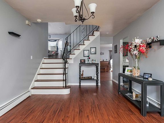 3rd image of 19 Essex Dr