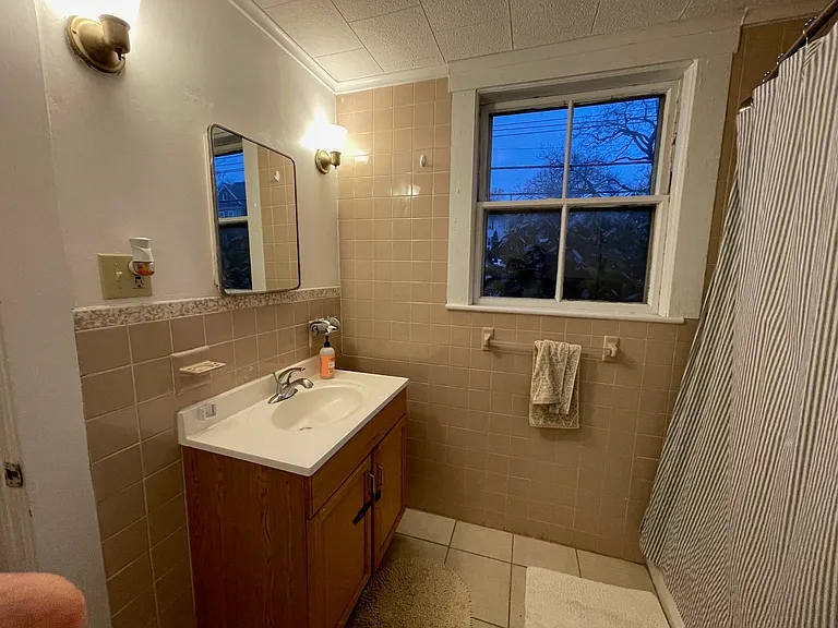 373 Pleasant St — Photo 16