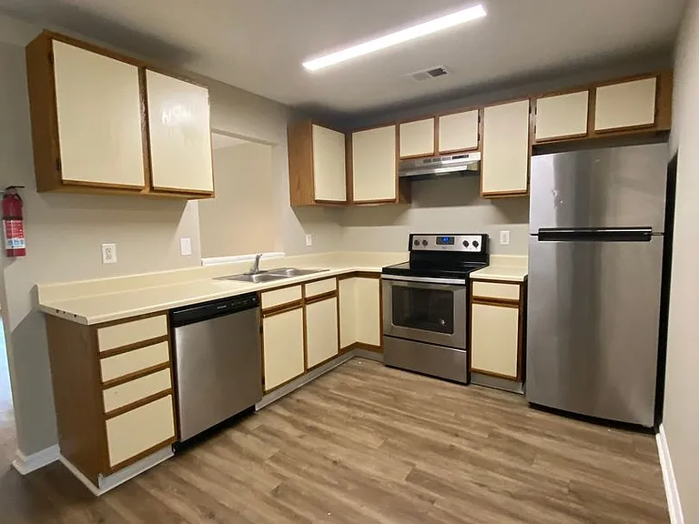 101 Cameron Ct — Photo 2