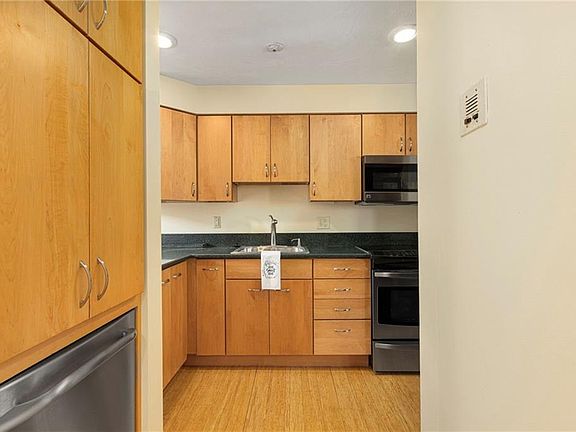 5th image of 3524 W Shore Rd APT 301