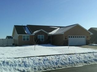 704 Killarny Trl, De Pere, WI 54115