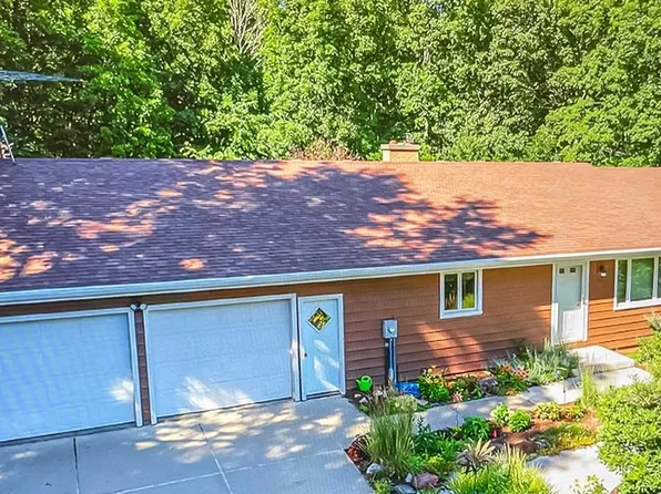 404 Bramble Ln, Brooklyn, WI 53521