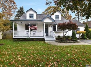 92 Commonwealth Ave, Massapequa, NY 11758