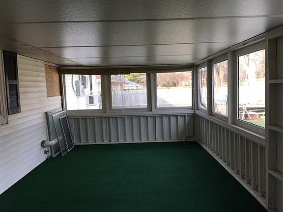 2nd image of 915 S 18th Pl