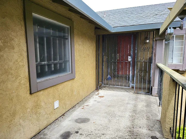 5215 Bayview Ave — Photo 3