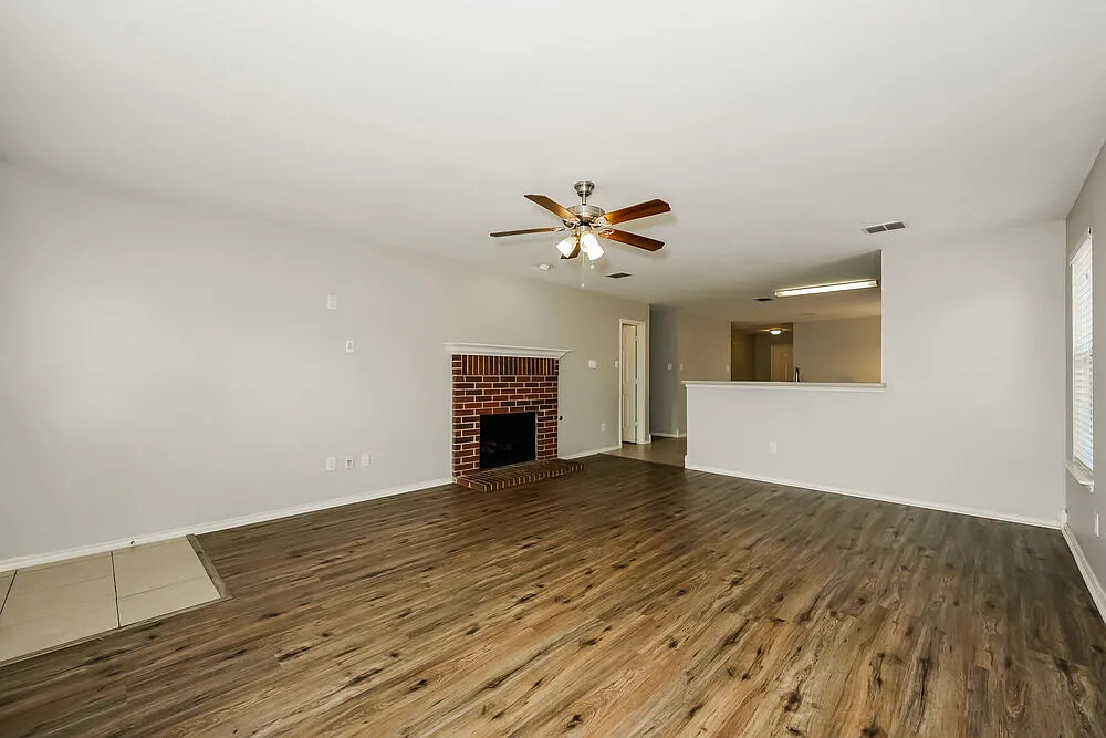 3 bed, 2.0 bath, 1810 sqft, $1,805 — Photo 4