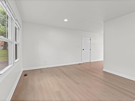 2nd image of 1828 Brook St