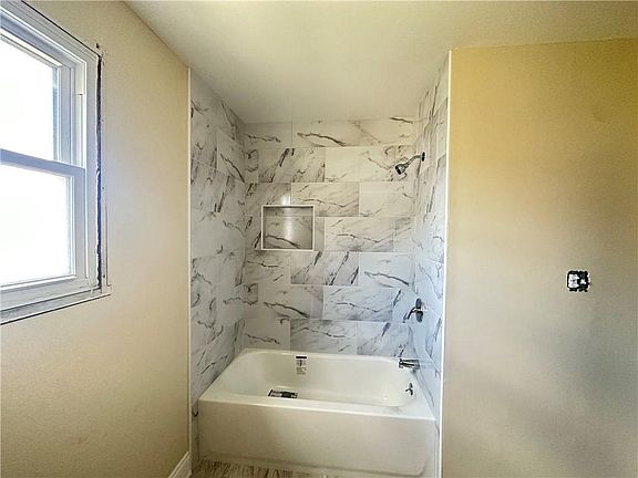 5th image of 624-628 Gardere Dr