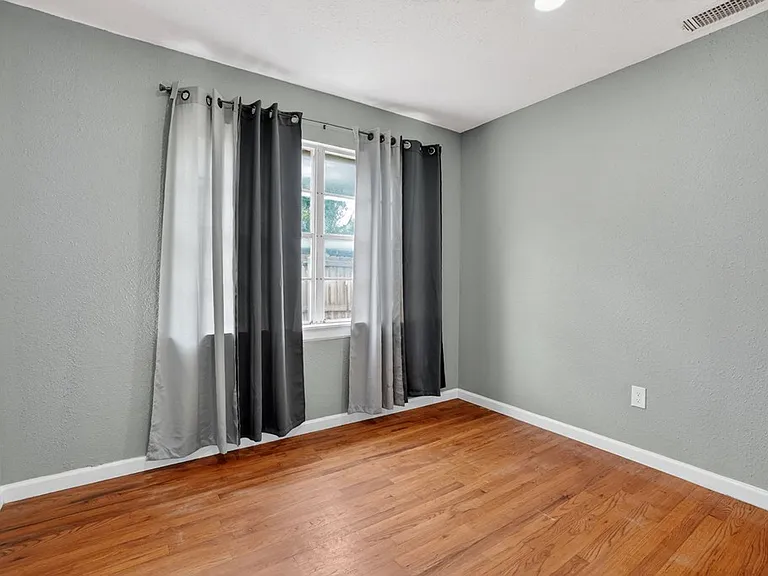 4427 Leddy Dr — Photo 23