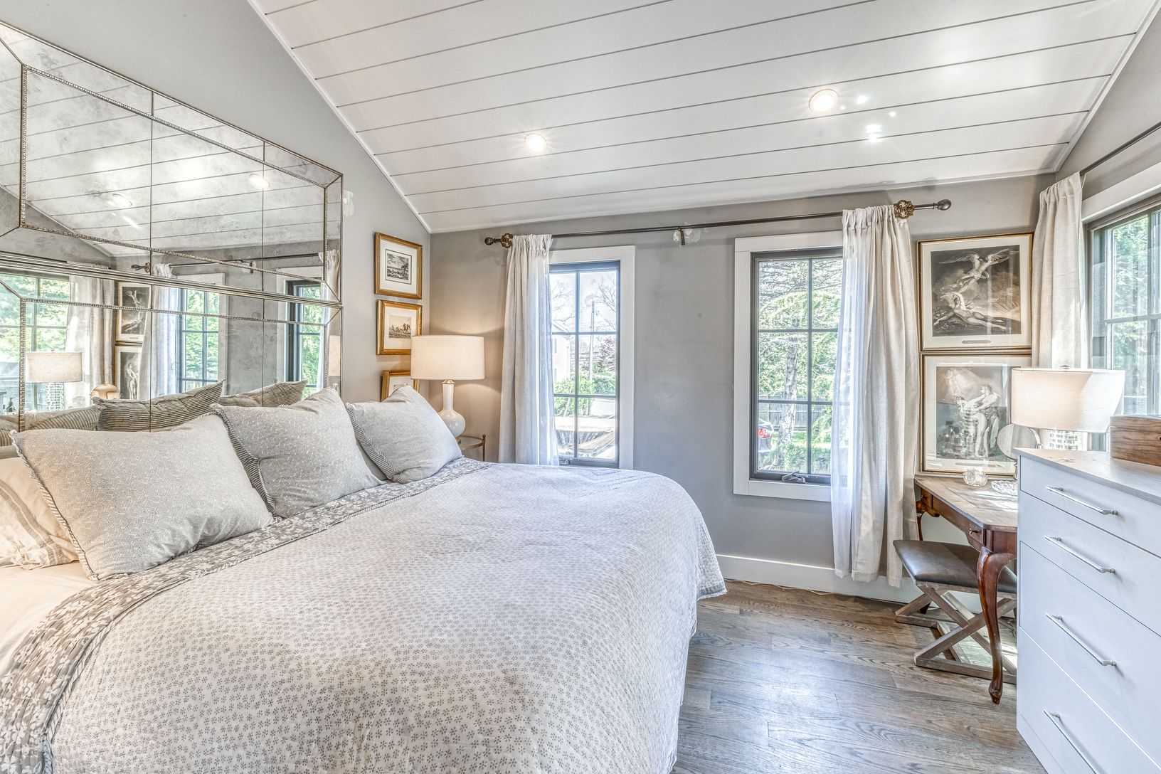  Master bedroom -king bed