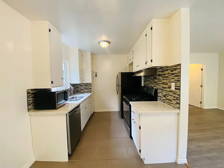 1319 Barry Apartments — Photo 6