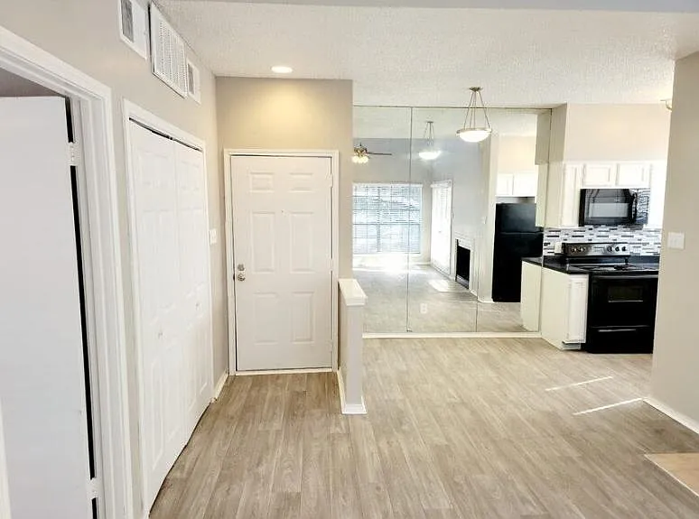 2 bed, 1111 sqft, $1,325 — Photo 3
