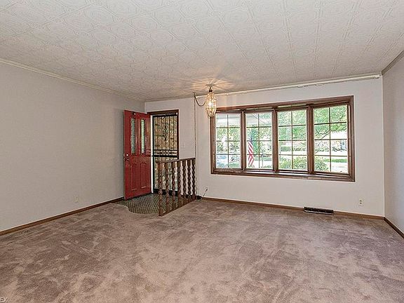 5th image of 25031 Heather Ln