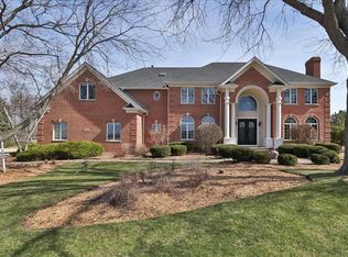 5N523 E Lakeview Cir, St Charles, IL 60175