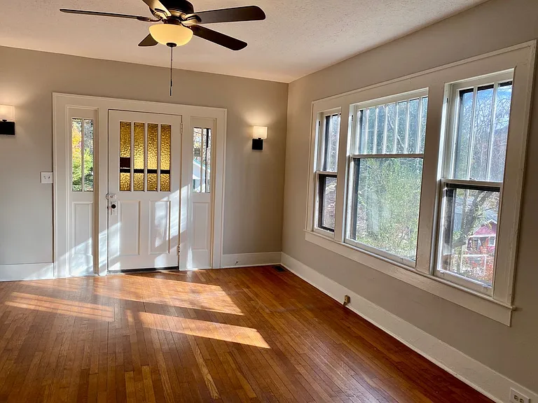 40 Larchmont Rd — Photo 1