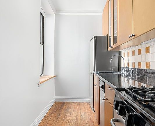 3rd image of 32 W 40th St APT 4H