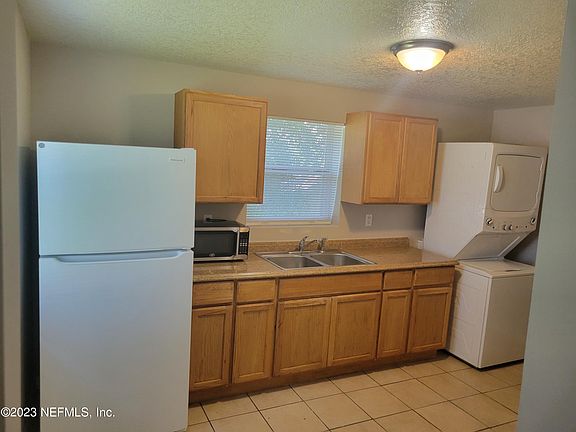 4th image of 1721 Dot St