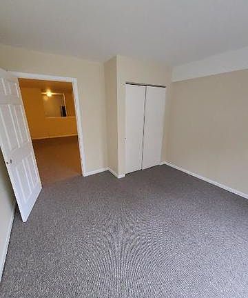5th image of 555 W Stratford Pl APT 204