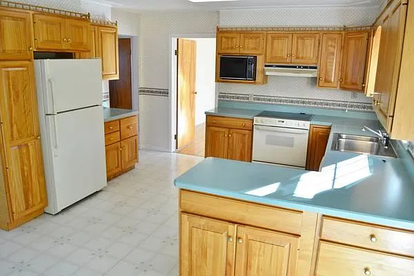 5 bed, 2.5 bath, 3500 sqft, $5,900 — Photo 4