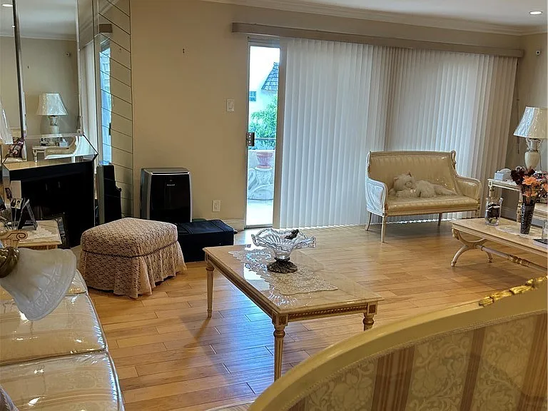 5315 Yarmouth Ave — Photo 3