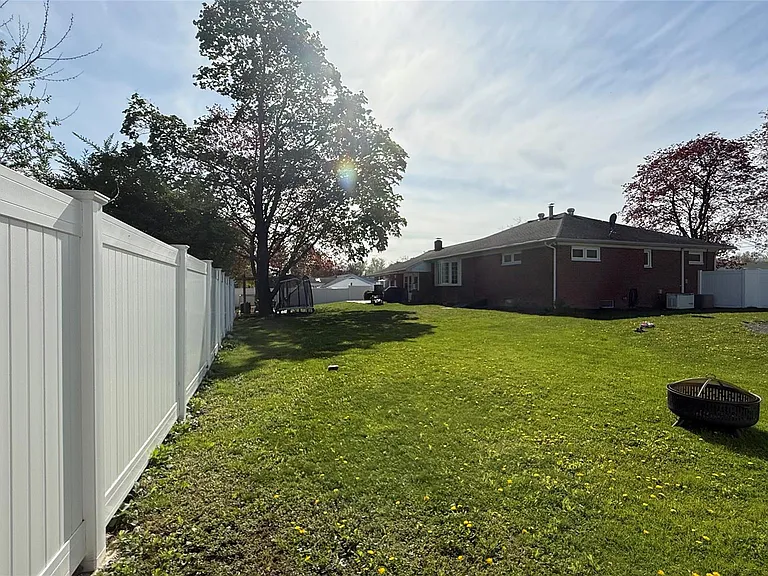 60 Ryerson Rd — Photo 14