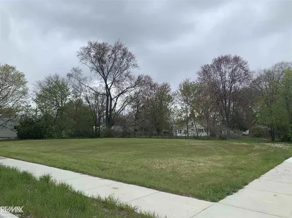 32209 Beaconsfield St, Roseville, MI 48066