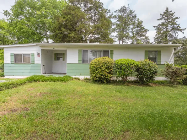 201 Lillian Dr, Rossville, GA 30741