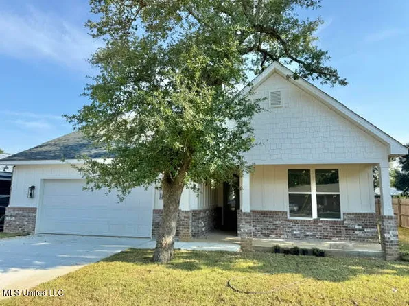 524 7th St, Bay Saint Louis, MS 39520