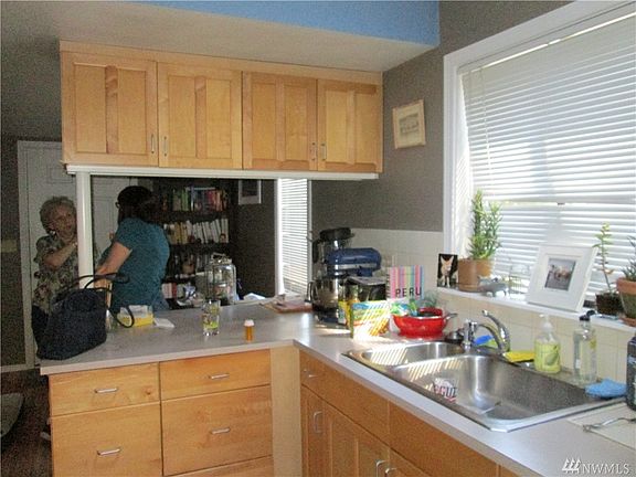 3rd image of 12051B Hiram Pl NE
