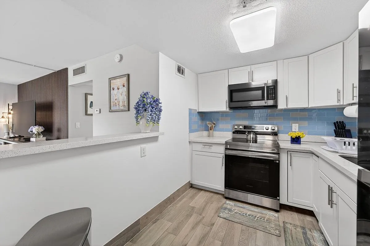 2 bed, 2.0 bath, 945 sqft, $3,300 — Photo 3