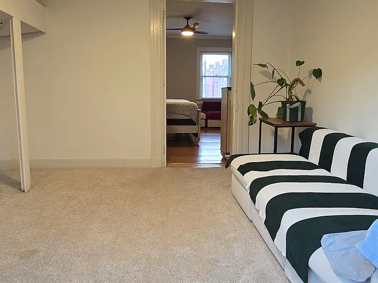 209 W Clay St — Photo 32