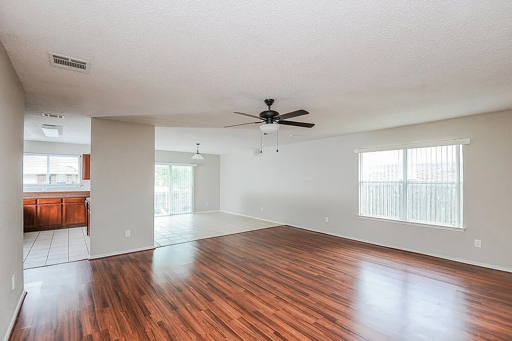 3 bed, 2.0 bath, 1543 sqft, $2,210 — Photo 4