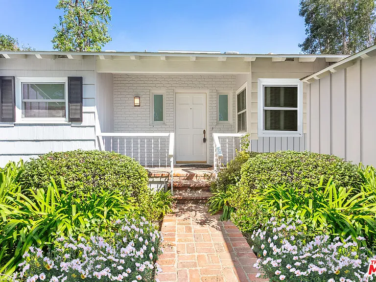 2536 Roscomare Rd — Photo 16
