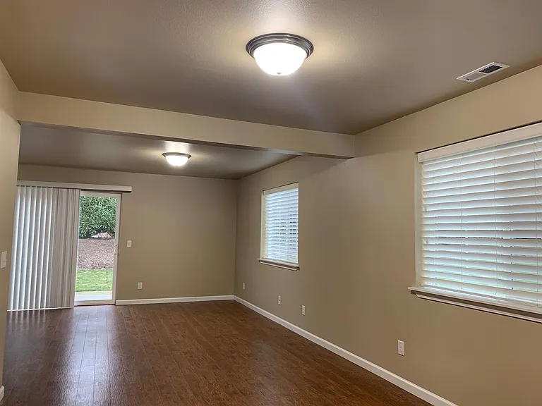 SI2177 — Photo 3