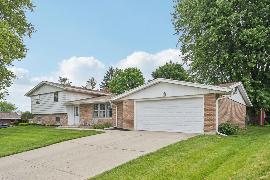 Sherwood Park Dr-S2606-002.jpg