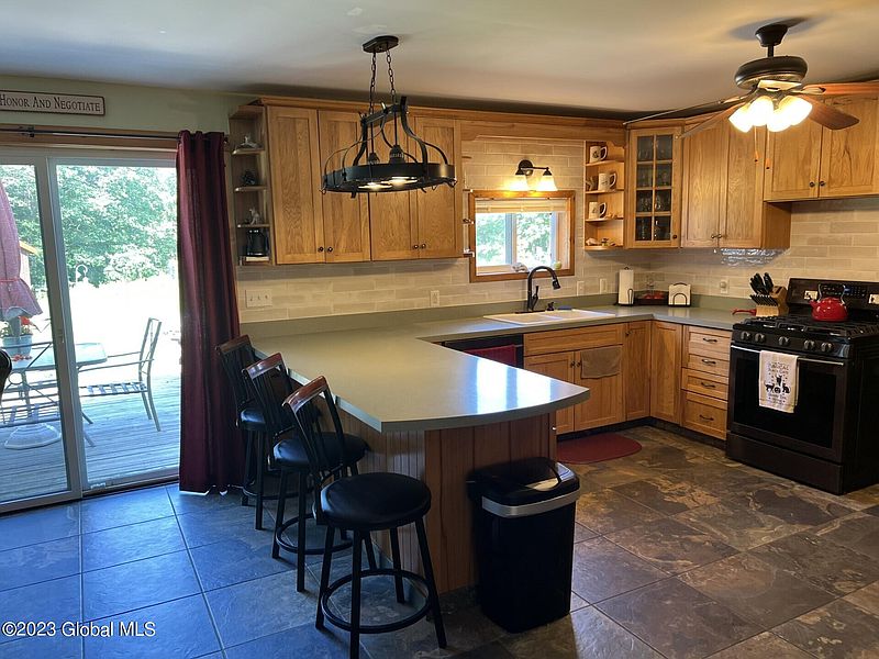 4th image of 27 Oak Hill Road