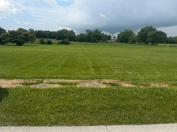 7 Man O War Dr, Harrodsburg, KY 40330