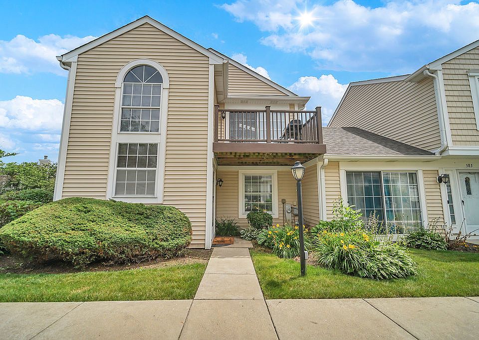 1st image of 581 Le Parc Cir Unit 581
