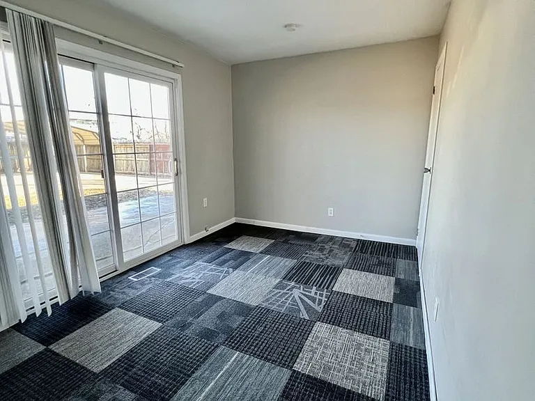 1426 Dillon Dr — Photo 6