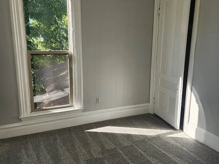 719 Fairview Ave NE — Photo 5