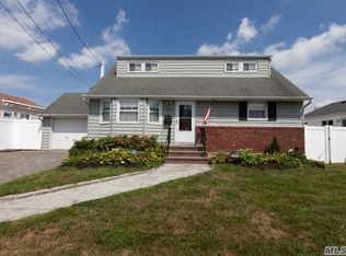 29 Kent St, Farmingdale, NY 11735