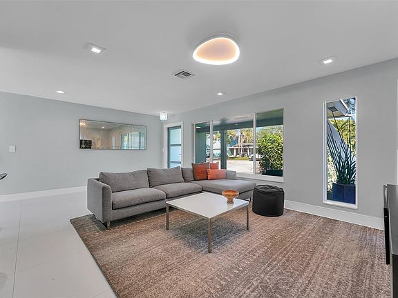 5th image of 640 NW 30th Street