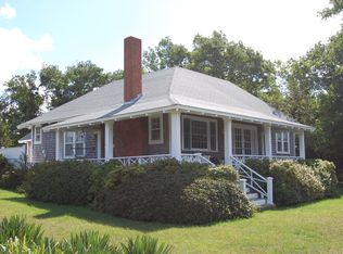 90 Meadow Ave, Oak Bluffs, MA 02557