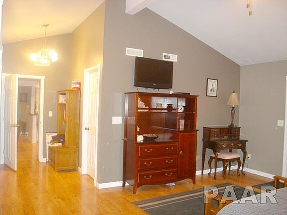 5th image of 300 E Fernwood St