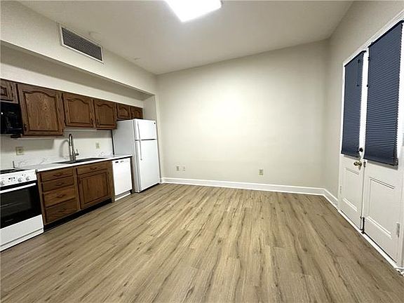 5th image of 922 Saint Louis St #4