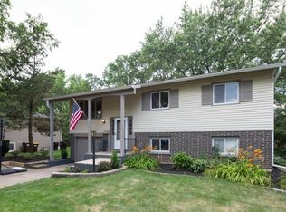 910 Yorkshire Ln, Crystal Lake, IL 60014